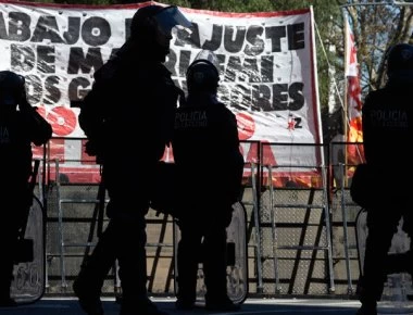 Μπουένος Άιρες: Δεκάδες χιλιάδες διαδηλωτές στους δρόμους κατά της λιτότητας